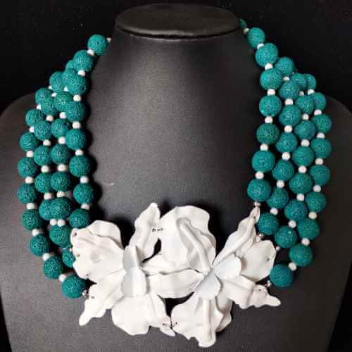 COLLAR DE PIEDRA VOLCÁNICA VERDE