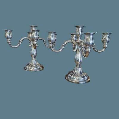 PAREJA DE CANDELABROS PLATEADOS
